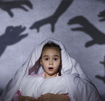 Если ребенок боится темноты и отказывается спать сам